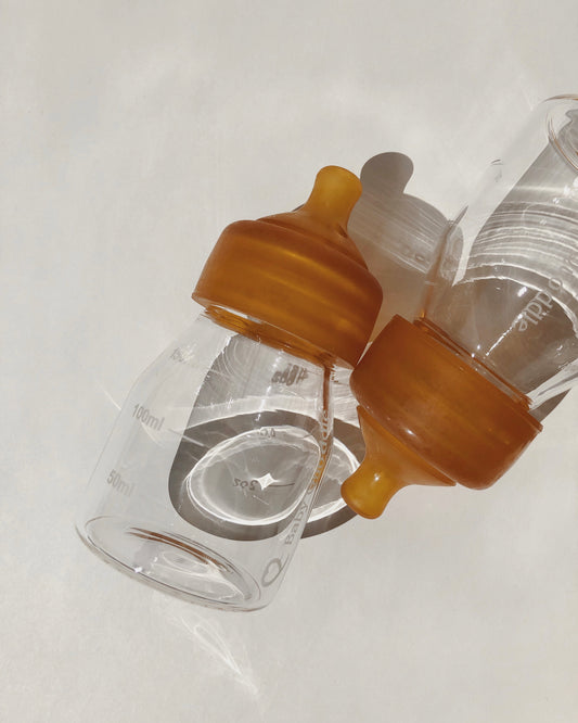 2 glass baby bottles in 150ml size with natural rubber teats